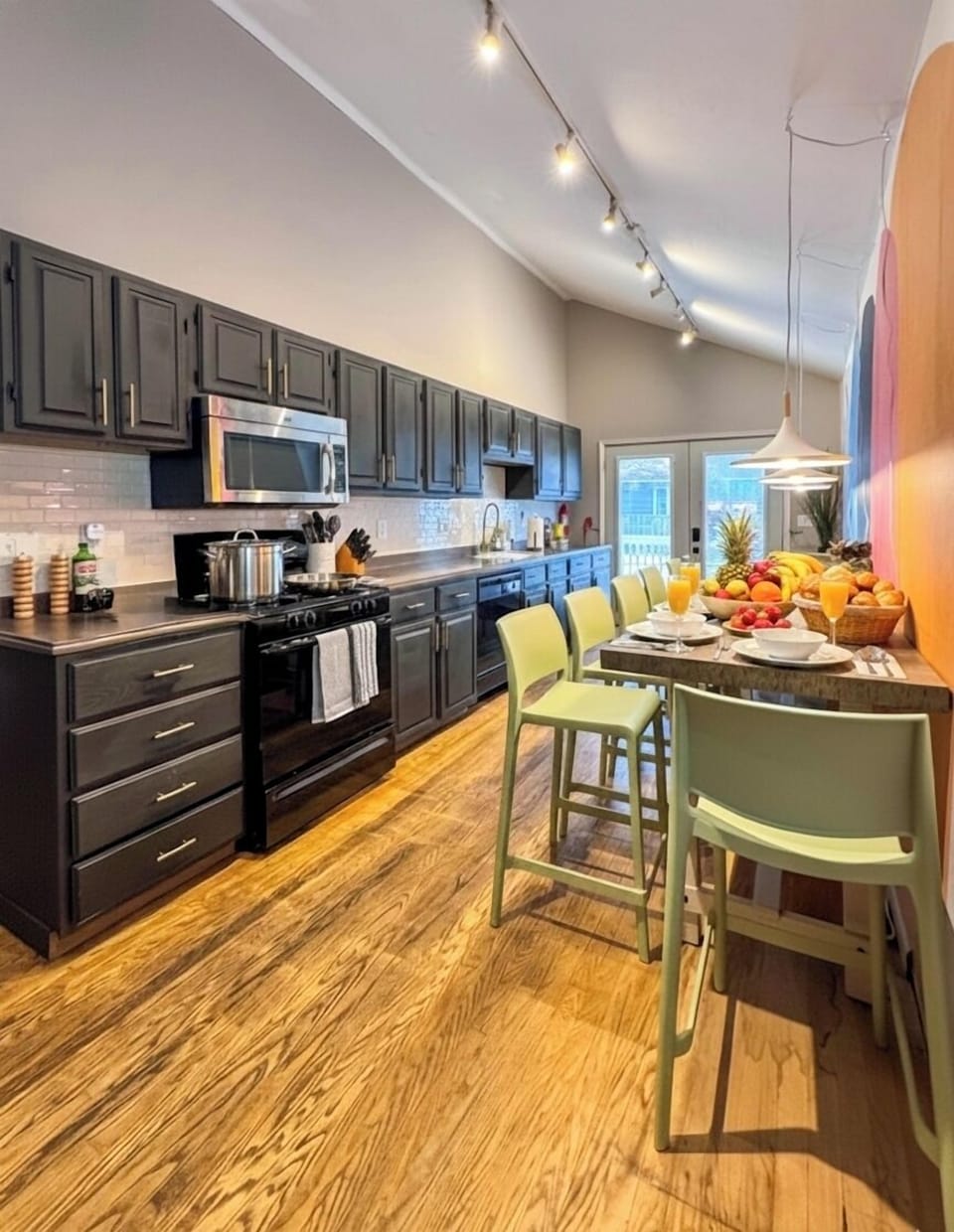 From stove to table, cook and dine in style in this bright, fully equipped space