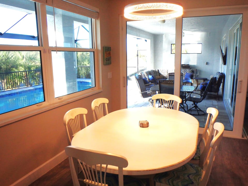 Dining Area for Six Just Steps from Pool and Outdoor Lanai