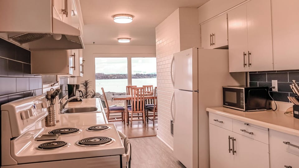 Kitchen: stove/oven, fridge, microwave, coffee pot, dishwasher, and more.