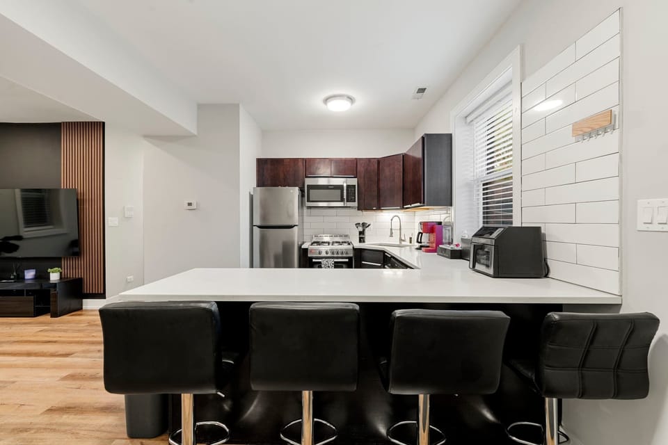 Bright open-plan living & dining area perfect for easy hangs.
