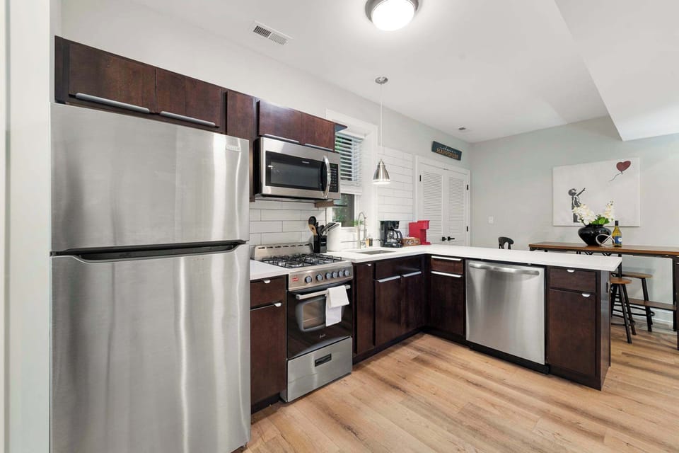 Spacious kitchen w/ full appliances for easy cooking