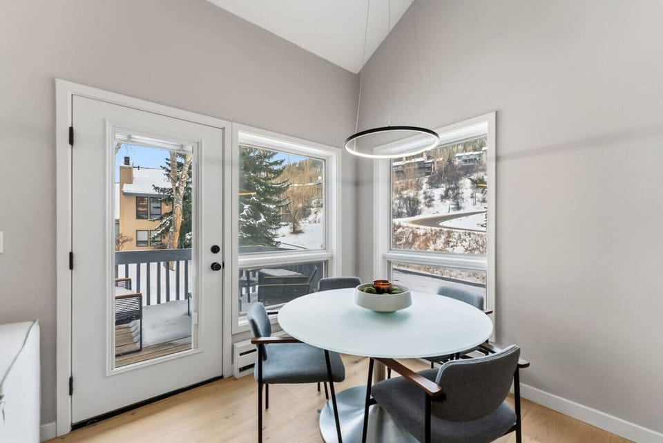 Dining for 4 with mountain views!