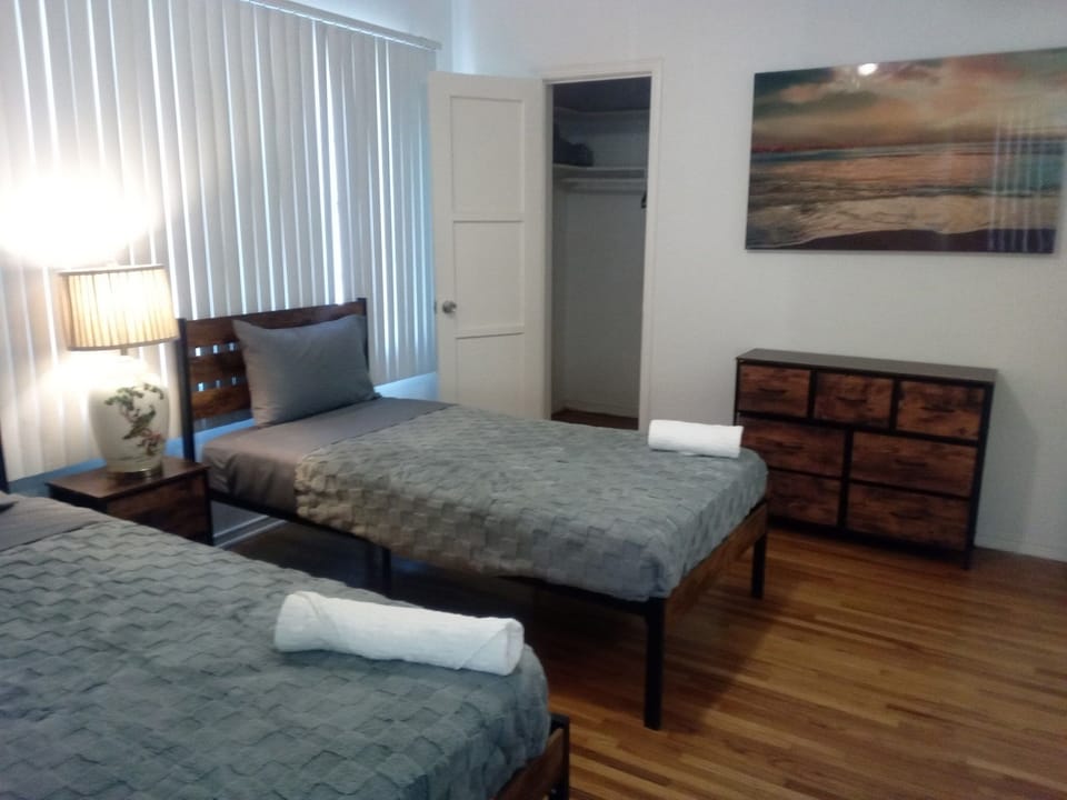 Bedroom 2: Two single beds