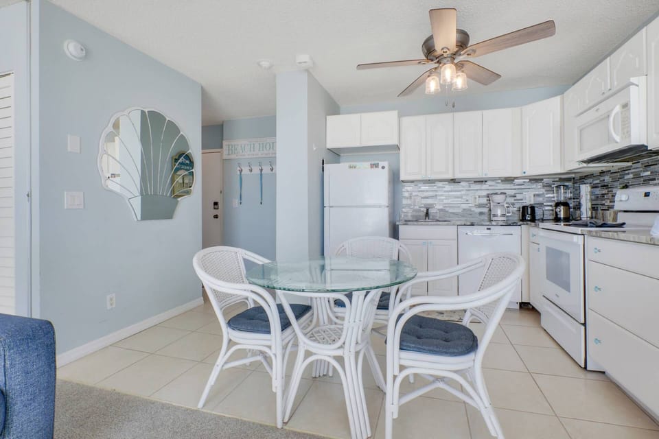Dining area accomodates 4 comfortably