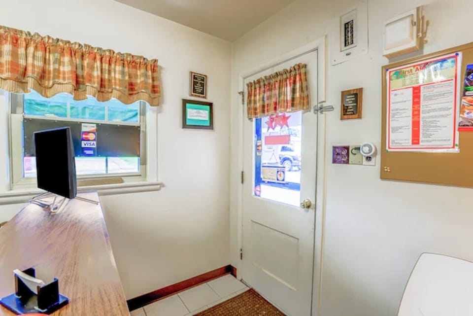 Get oriented quickly with helpful details at reception.