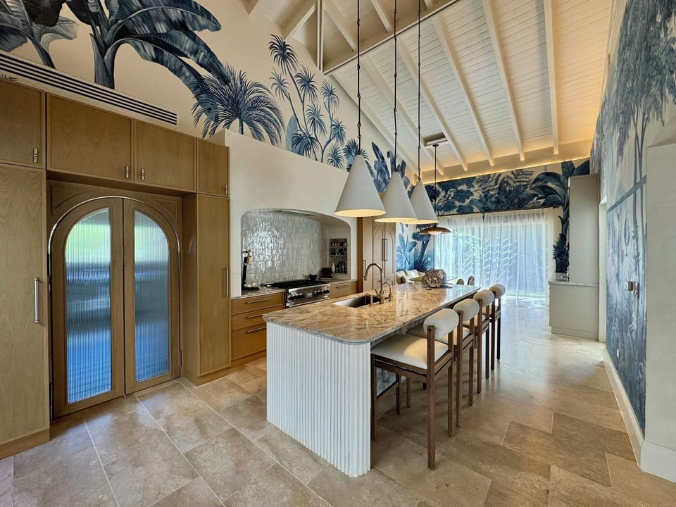 Exceptional open kitchen, fully equipped for unforgettable shared moments.