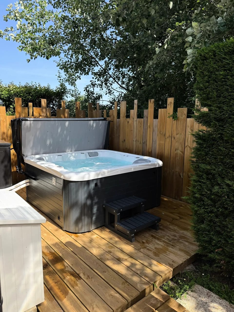 Outdoor spa tub