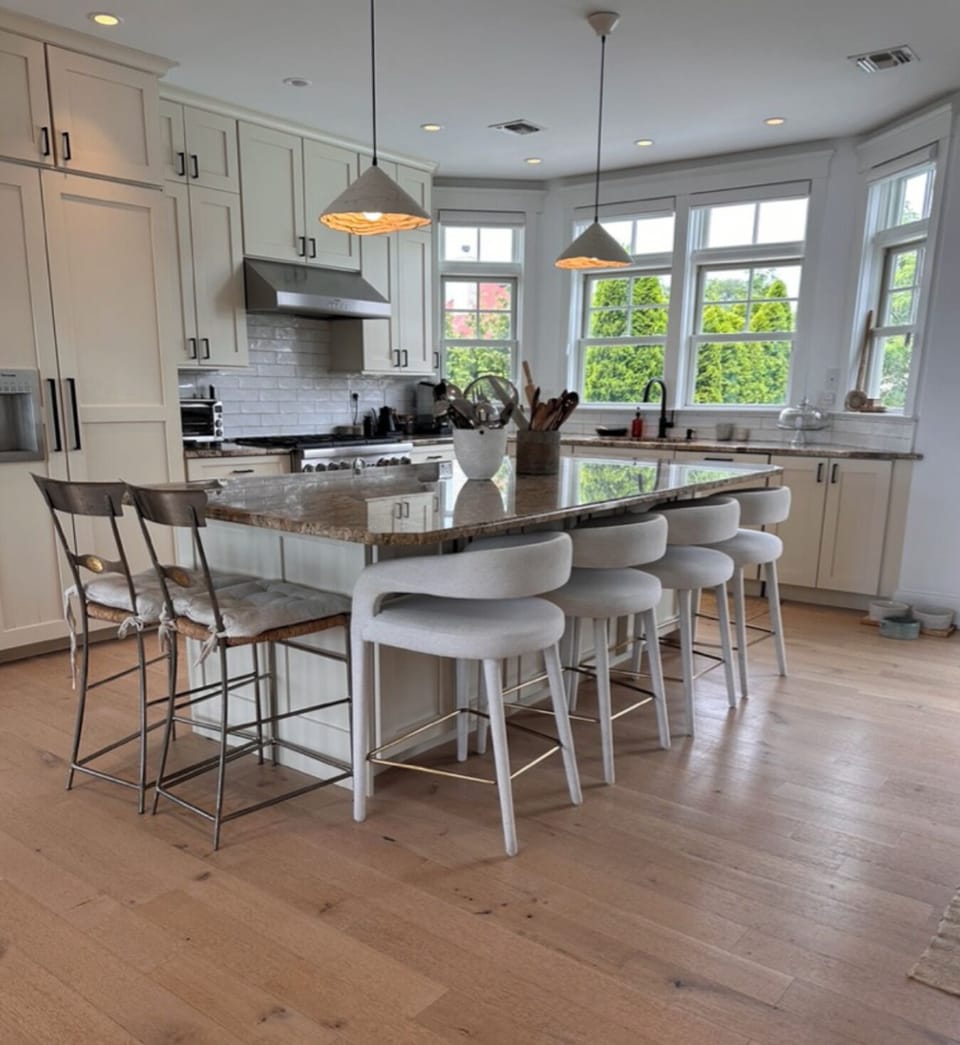 Kitchen counter fits 6 seats comfortably