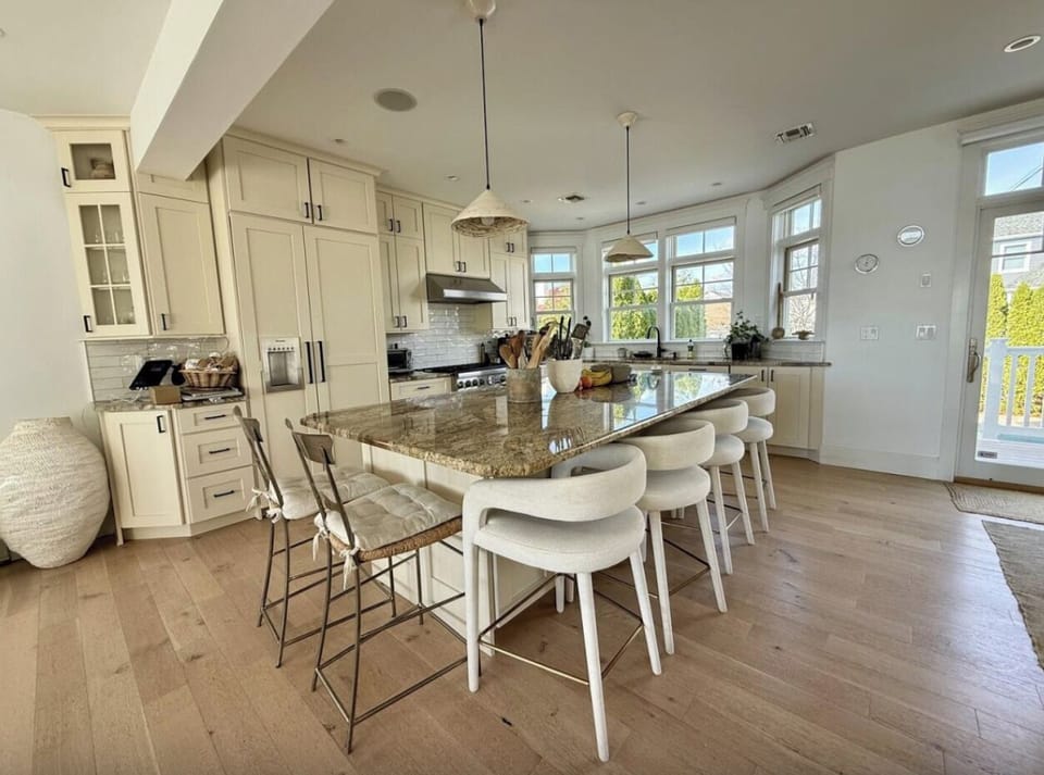 Kitchen counter fits 6 seats comfortably