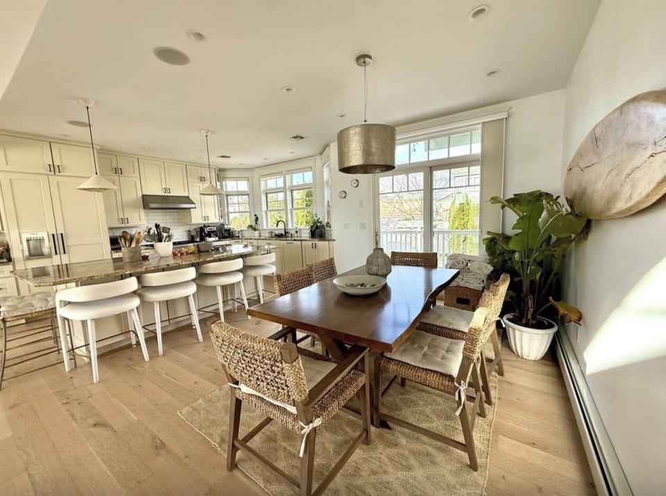 Dining room table with 6 chairs