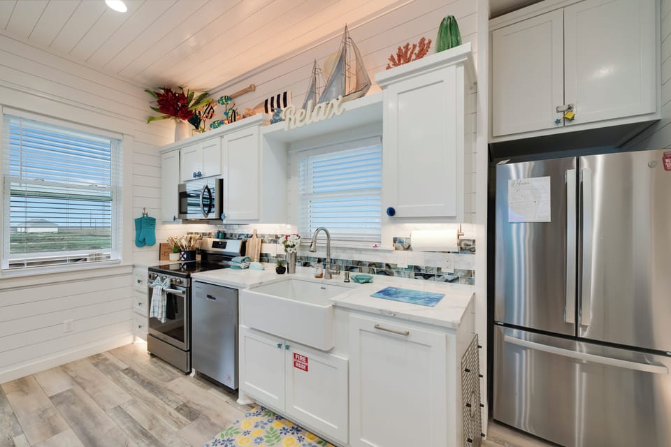 Fully stocked chef's kitchen with air fryer in the oven range & ice drawer.