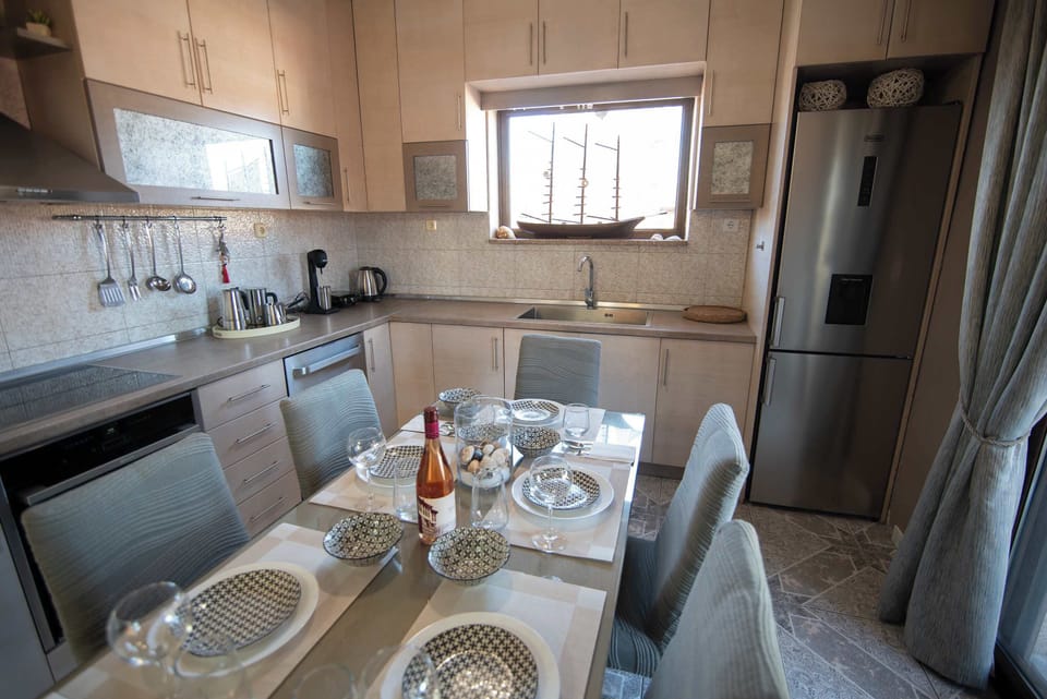 Comfortable dining corner next to the kitchen, perfect for shared meals in a welcoming and well-lit environment.