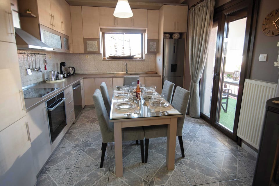 Well-organized kitchen and dining corner with modern amenities, perfect for enjoying breakfast, homemade meals, or casual moments throughout the day.