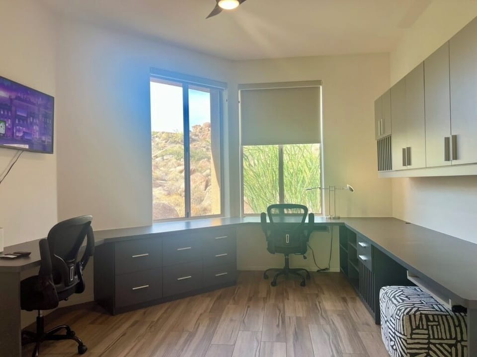 Office with lots of space!