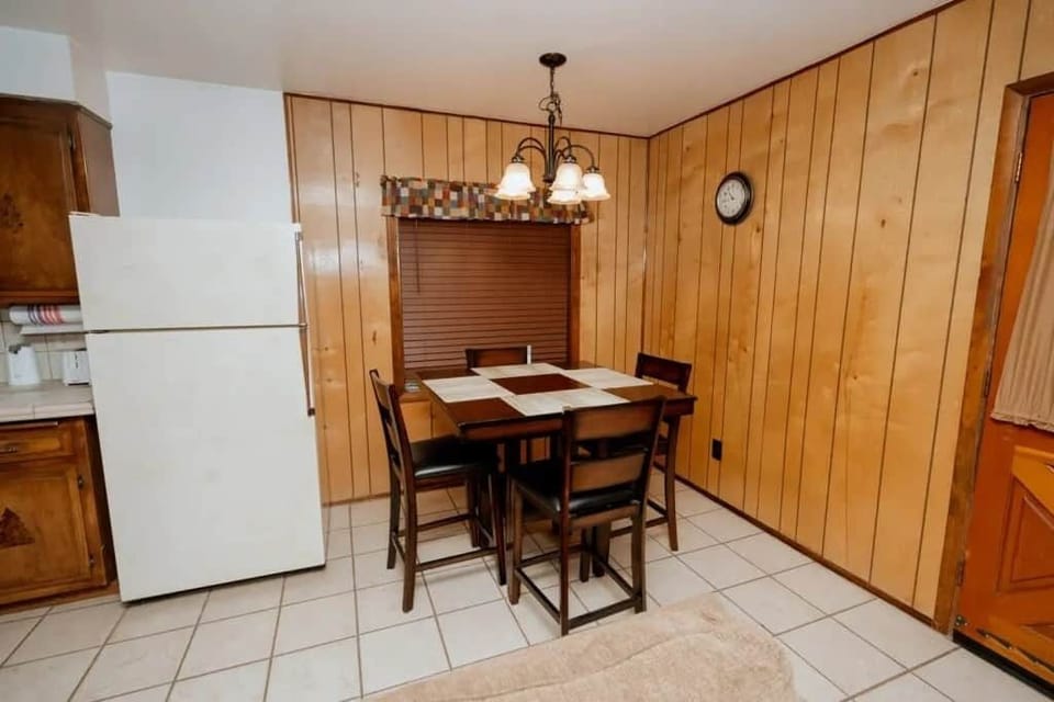 Cabin 5 Dining Room