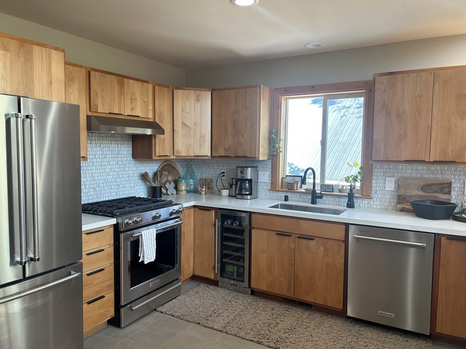 Newly remodeled kitchen with gas stove, good pans and Henkel knives. 