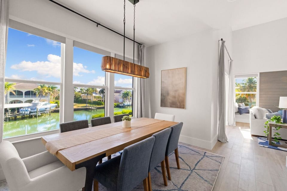 Waterside dining with breathtaking views from every angle