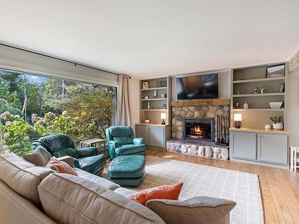 Bright and comfortable living room