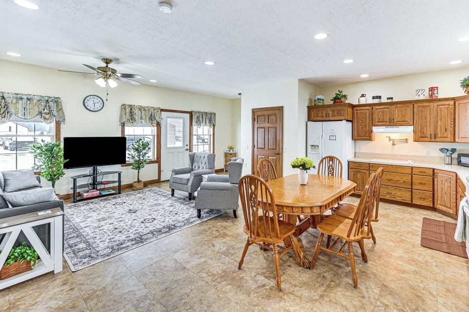 Dining Area | Dishware/Flatware Provided