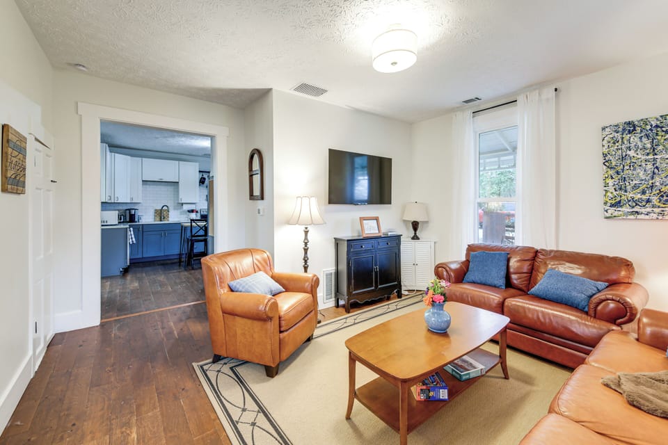 Property Interior | Central A/C & Heating | Free WiFi