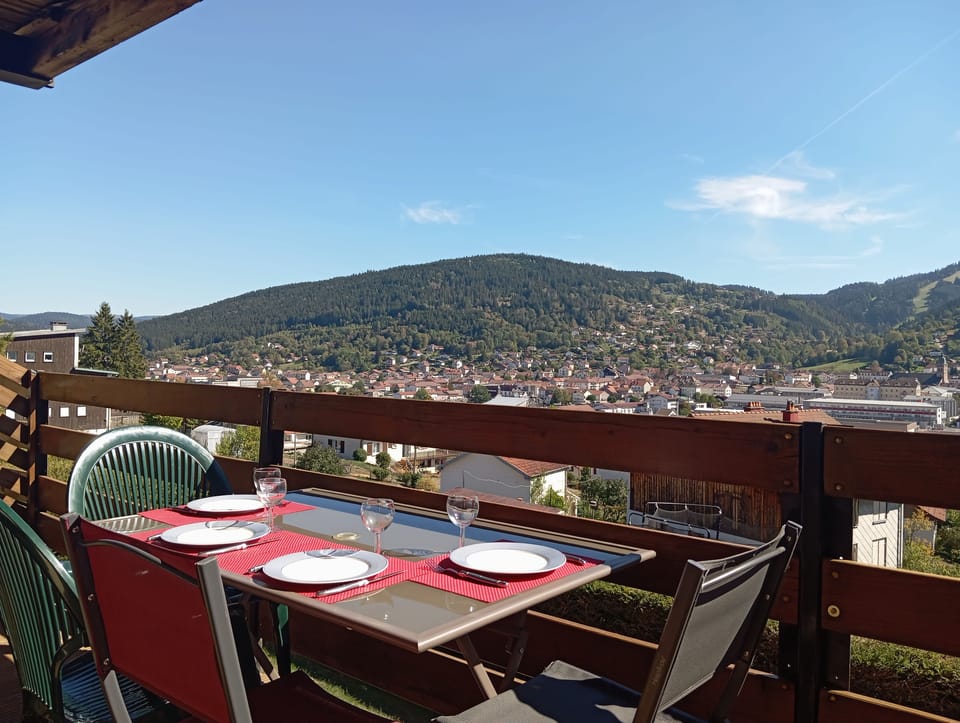🌲Cozy apartment, beautiful view, sleeps 2–4, garage, 8 minutes from the slopes 🏂 Apartment in Gérardmer