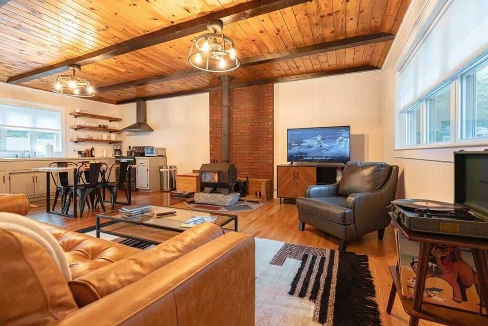 Welcome to our little midcentury cabin!