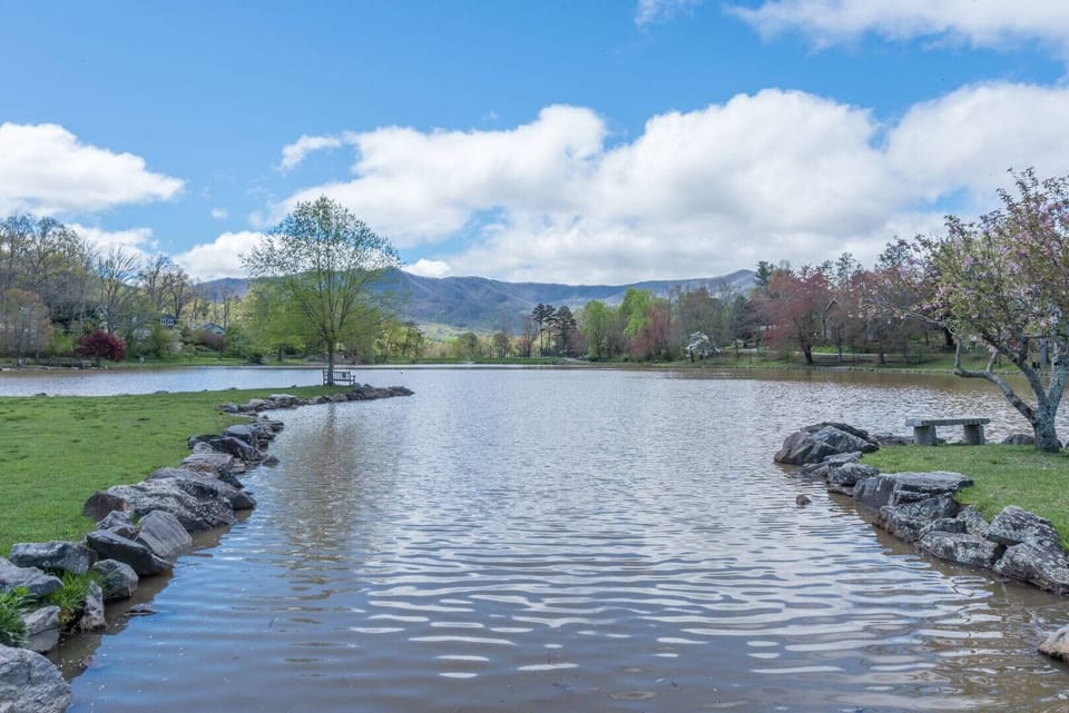 Beautiful mountain views on a summer's day in Lake Tomahawk Park.
