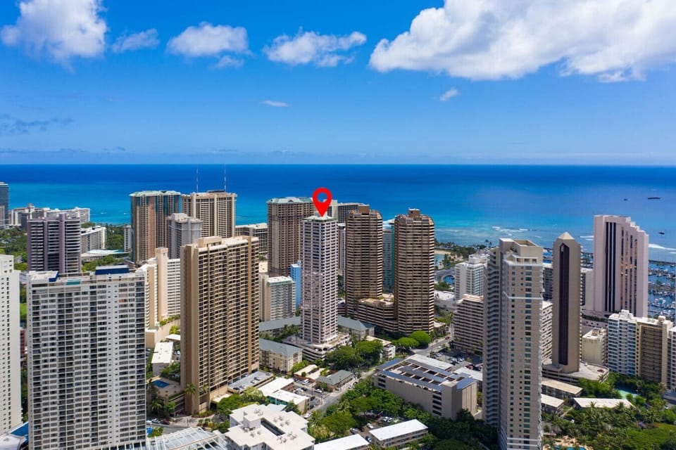 High-rise living with a postcard view. Steps from the shore, skyline all around. You’re closer than you think.