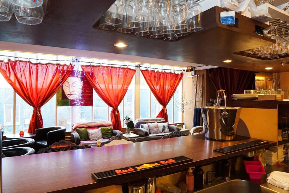 Cuisine professionnelle avec bar tout équipé. Machine à café à percolateur de bar et tout l`équipement dont vous avez besoin pour préparer de bons repas. Réfrigérateur, congélateur, zone de froid, four, évier.
