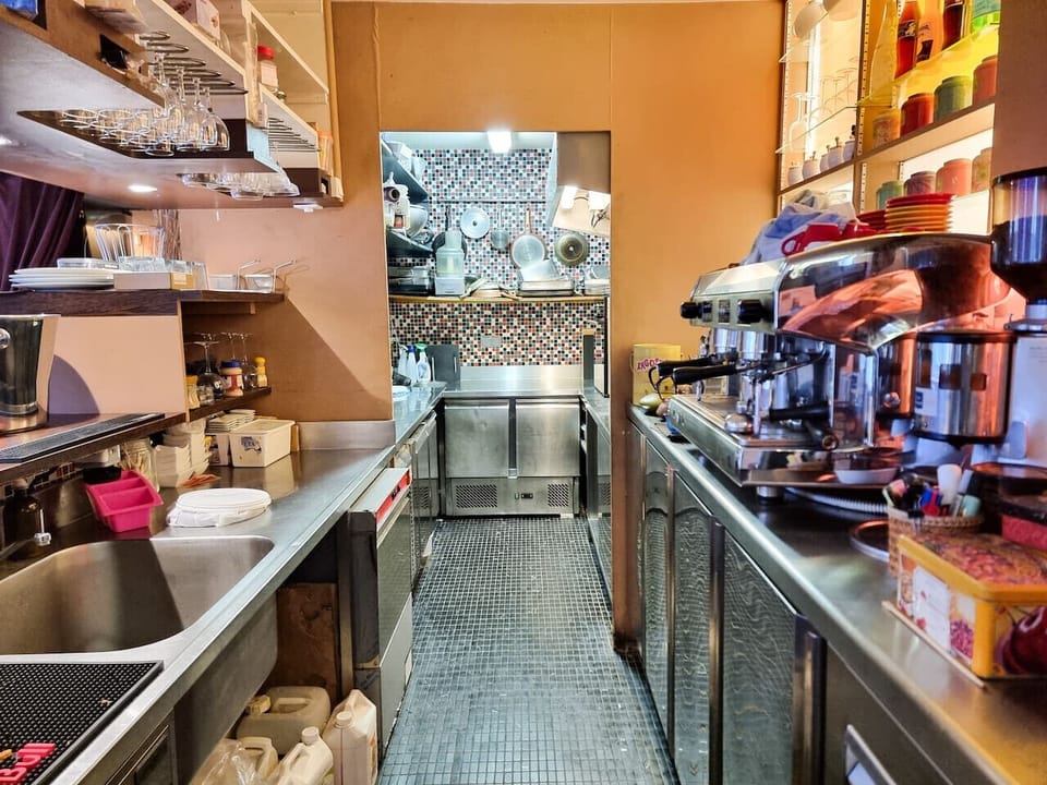 Cuisine professionnelle avec équipement de bar. Machine à café à percolateur de bar et tout l`équipement dont vous avez besoin pour préparer de bons repas. Réfrigérateur, congélateur, zone de froid, four, évier.