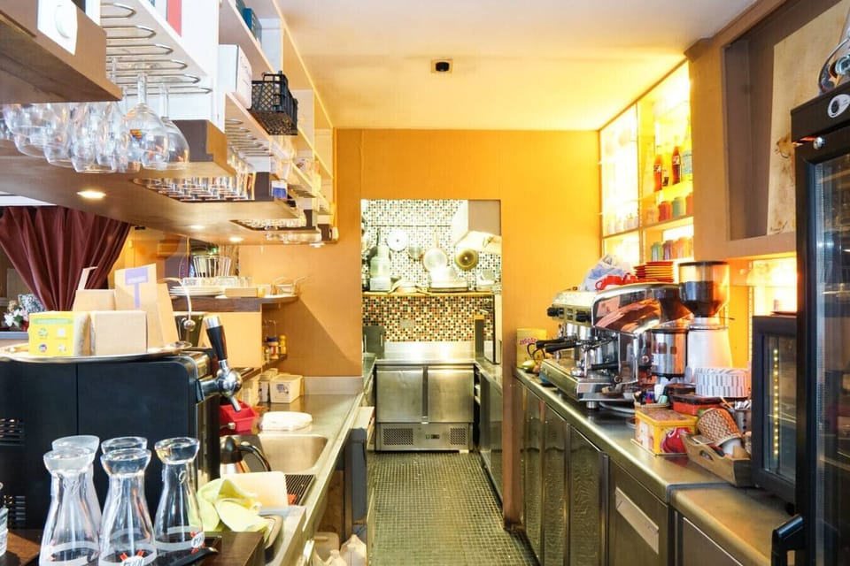Cuisine professionnelle avec équipement de bar. Machine à café à percolateur de bar et tout l`équipement dont vous avez besoin pour préparer de bons repas. Réfrigérateur, congélateur, zone de froid, four, évier.