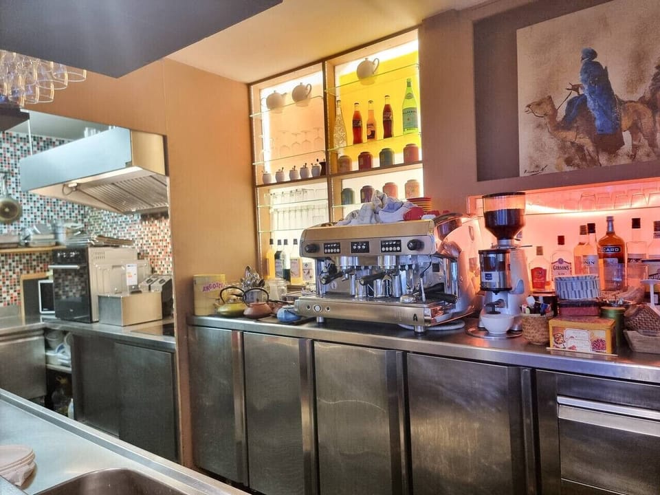Cuisine professionnelle avec équipement de bar. Machine à café à percolateur de bar et tout l`équipement dont vous avez besoin pour préparer de bons repas. Réfrigérateur, congélateur, zone de froid, four, évier.