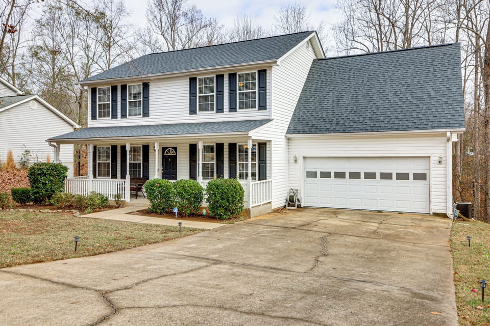 Simpsonville Vacation Rental | 3BR | 2.5BA | 3,000 Sq Ft | Stairs Required
