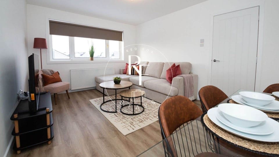 Lounge & Dining Area