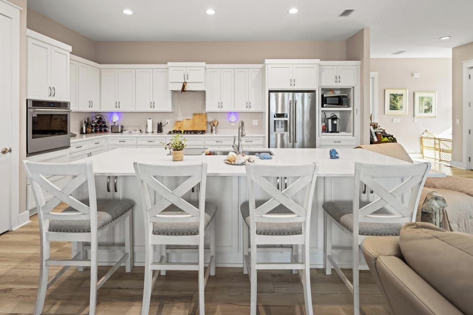 Kitchen with Breakfast Bar