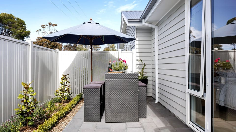 Fully fenced courtyard to relax outdoors