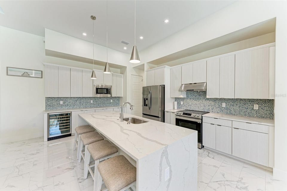 Beautiful kitchen w/seating @ the island.