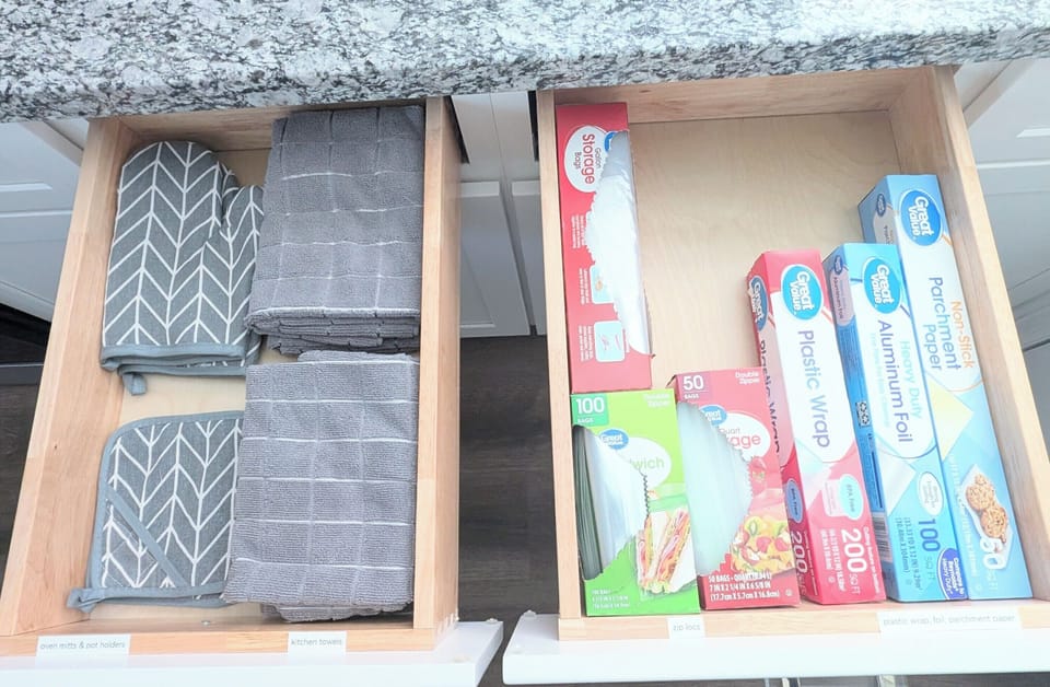 Oven mitts, kitchen towels, ziploc bags, plastic wrap, aluminum foil, and parchment paper are provided. 