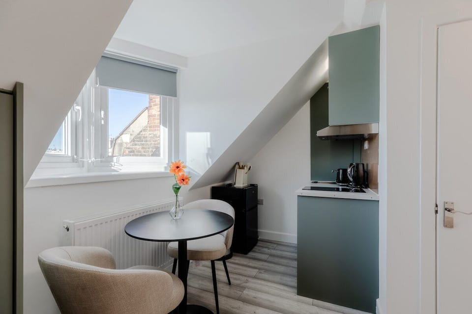 Dining Table/Kitchenette