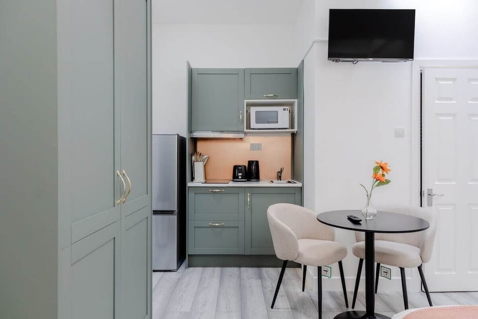 Kitchenette/Dining Table
