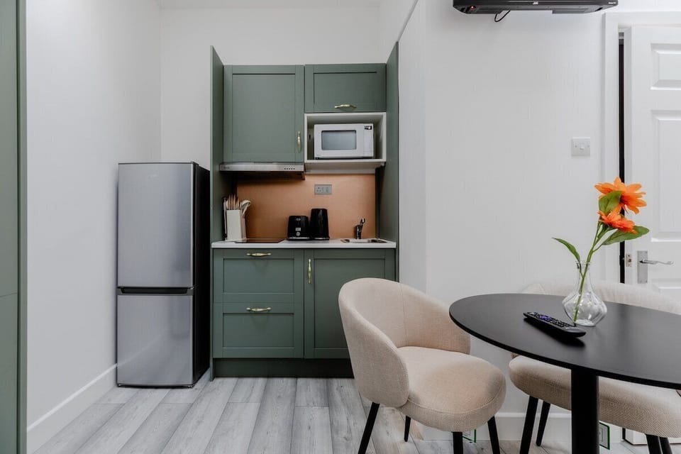 Kitchenette / Dining Table