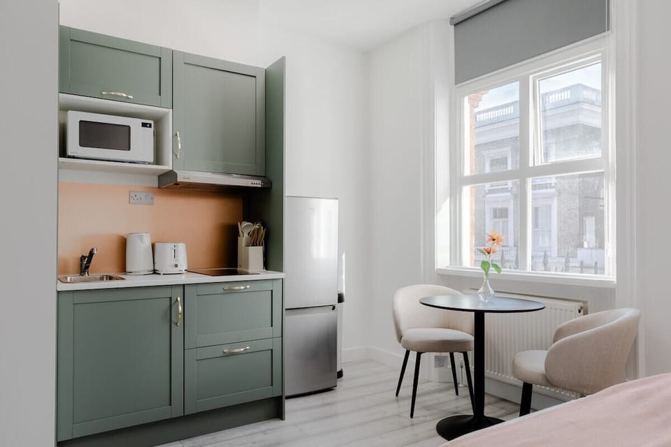 Dining Table/Kitchenette