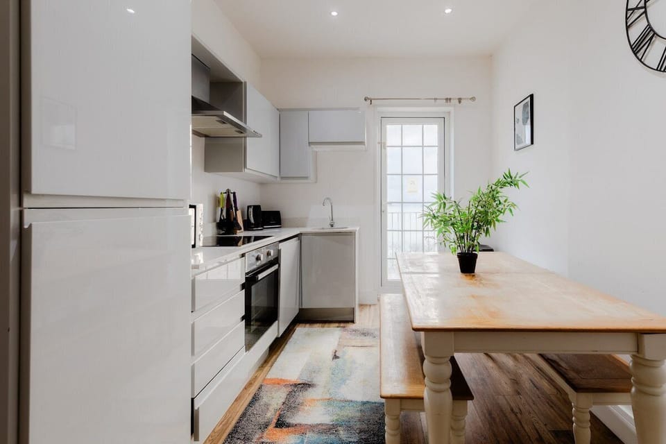 Kitchen/Dining Table