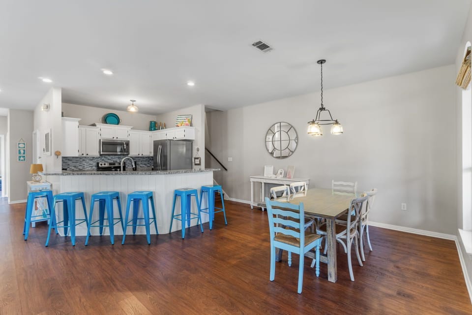 Dining and eat-in bar seating