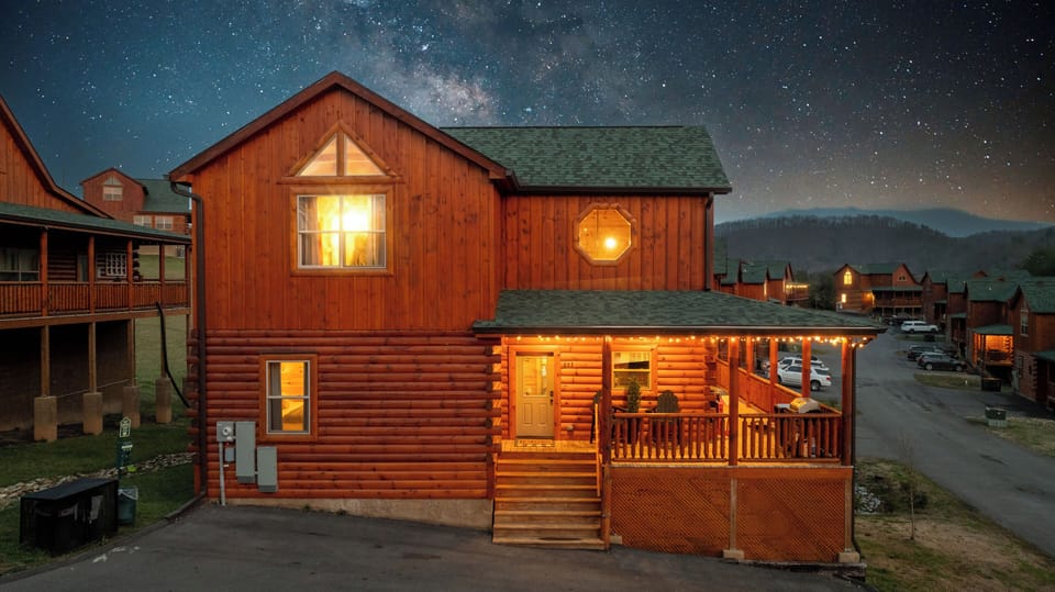 Cozy log cabin with lit porch and mountain views-perfect for star gazing nights.