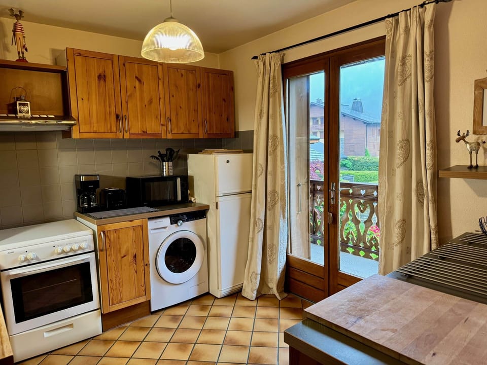Regains kitchen