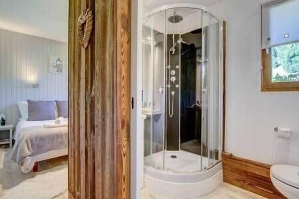 Double bedroom with ensuite shower / WC