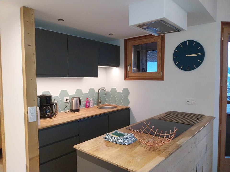 The well equipped kitchen