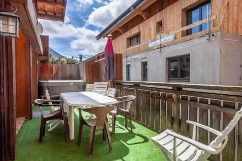 Lucioles Balcony with dining area and jacuzzi