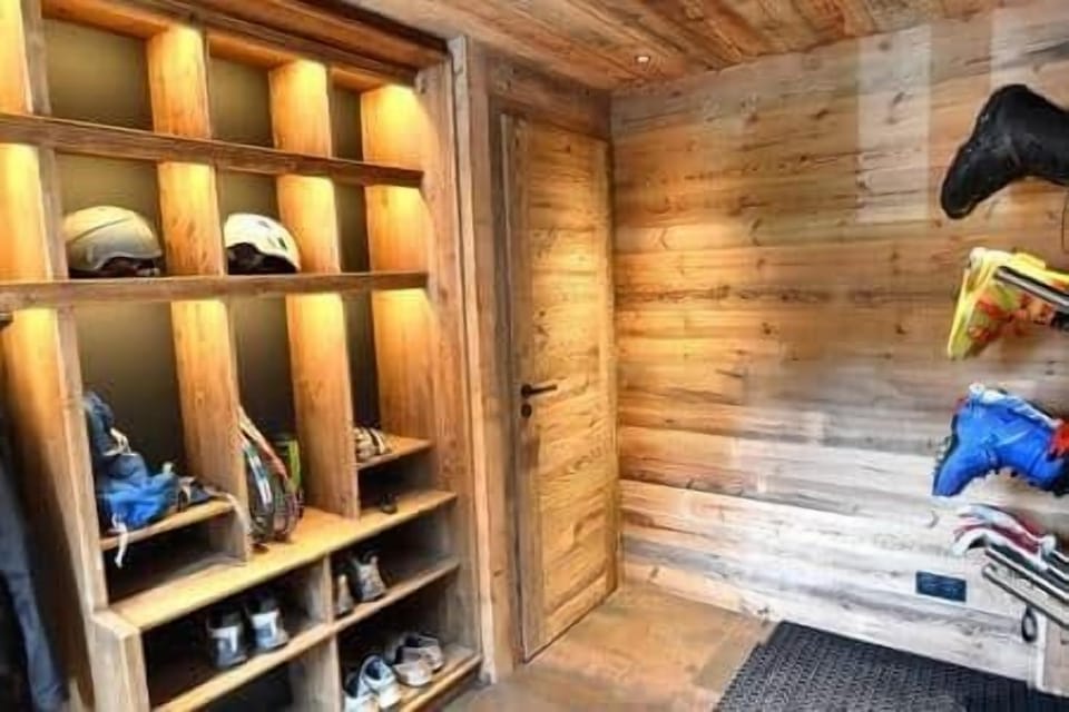 heated entrance hall with storage area and boot warmer